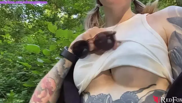 Vio la polla dura de un chico en el bosque se quitó los pantalones y lo ayudó a correrse