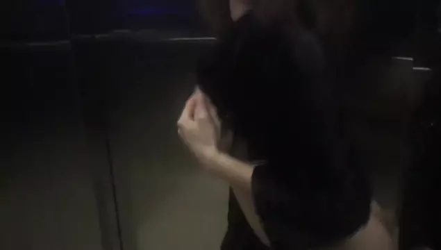 ¡Joder, la mamá del amigo me la chupó en el ascensor y luego continuó en casa!