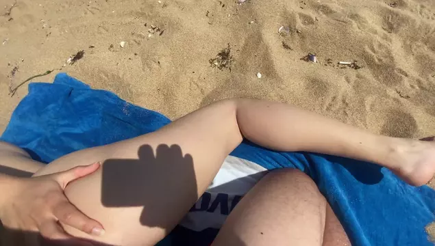 El masaje en la playa pública se convirtió en sexo arriesgado