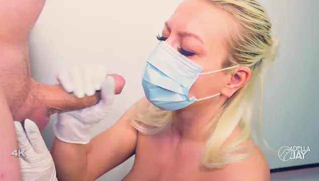 Porno en cuarentena: la rubia se masturba la verga con las manos