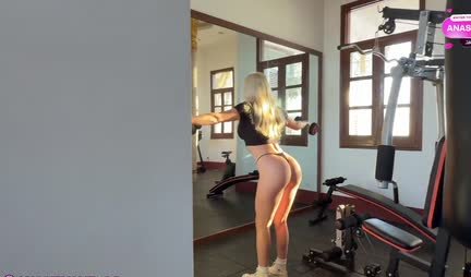 Rubia deportiva no le importa hacer entrenamiento sexual
