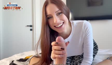 Joven chica se queda sin palabras al ver la gran verga