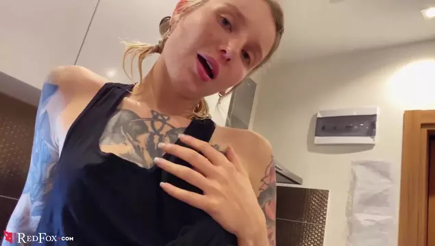 Una belleza con tatuajes chupa verga y recibe mucha leche en la cara