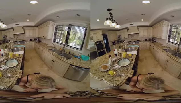 Madrastra y hijastra excitadas se follan con el hijastro en porno VR