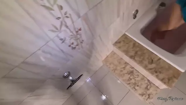 Mi hermano mayor me folló en el baño cuando me pilló masturbándome la coño